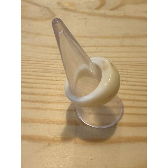 Vintage Off-White Resin Ring Unisex Size 7 - Picture 2 of 5